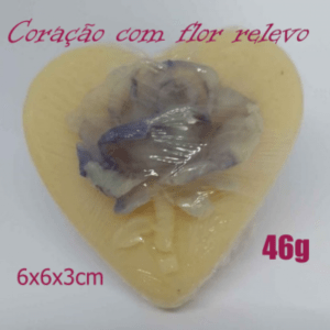 Sabonete coração com relevo flor
